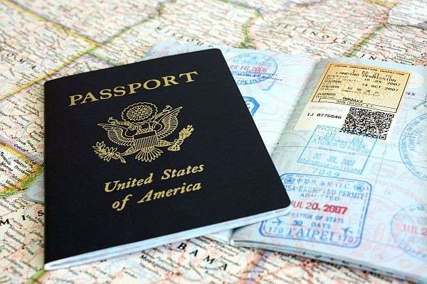 Picture showing an american passport and a map